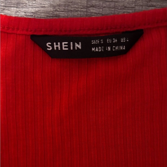 Red cropped long sleeve with lace - Picture 5 of 5